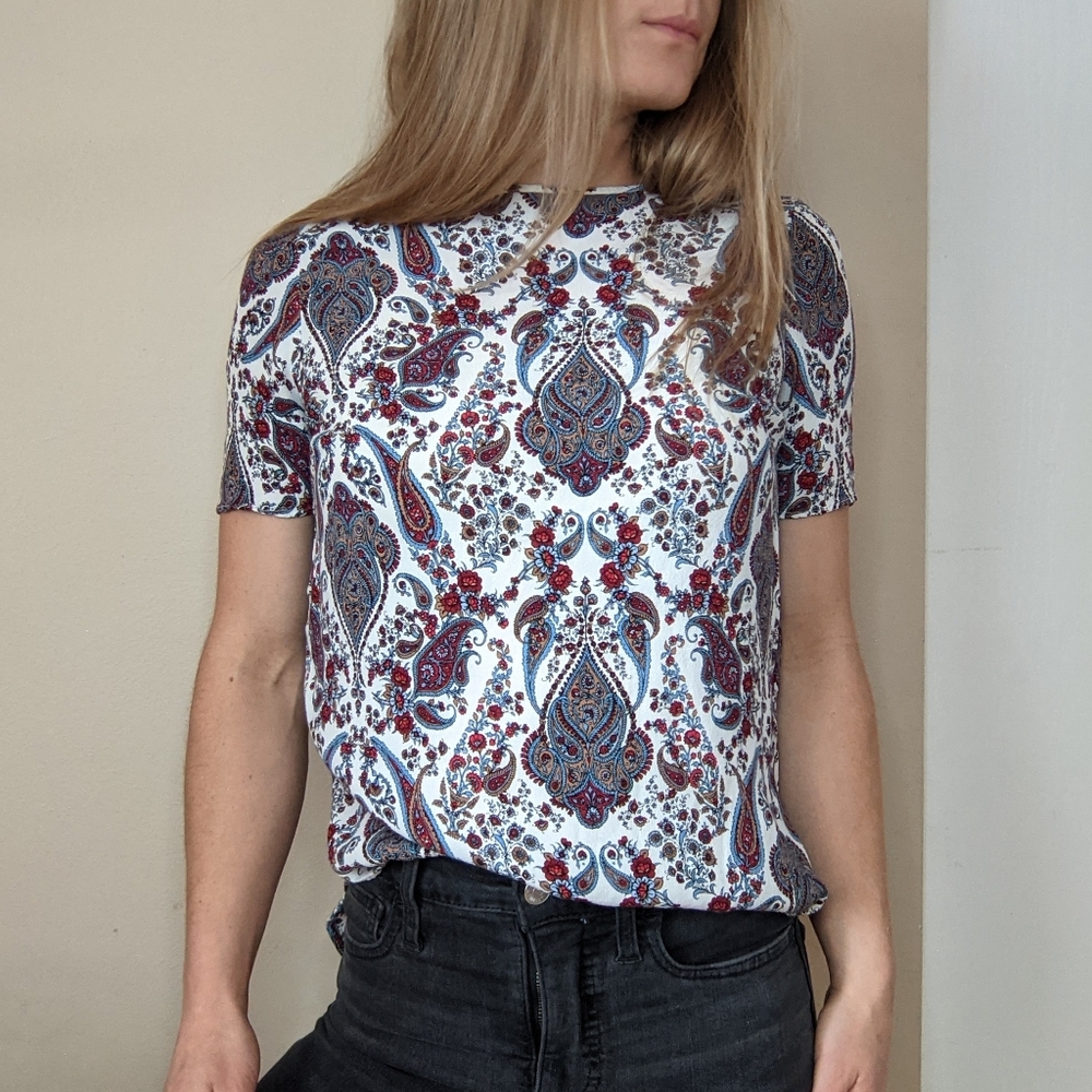 Paisley Print Short Sleeve Scoop Hem Top